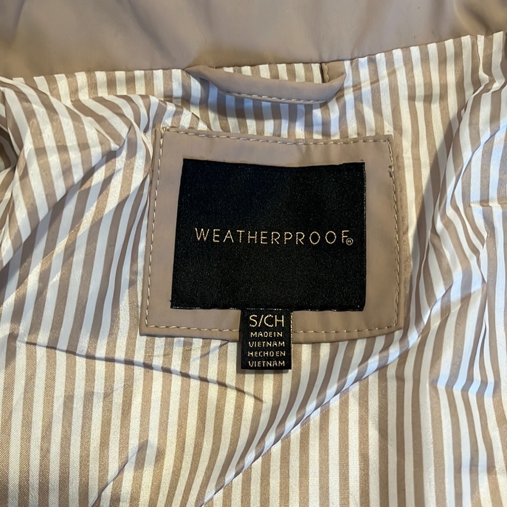 Adorable looking little Rain Coat, perfect for rainy days - Picture 6 of 8